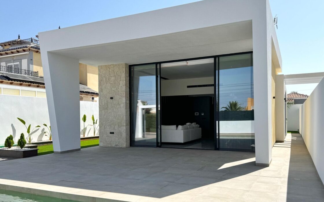 Вилла в Торревьехе 125 кв.м с террасой у моря