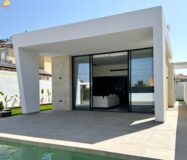 Вилла в Торревьехе 125 кв.м с террасой у моря