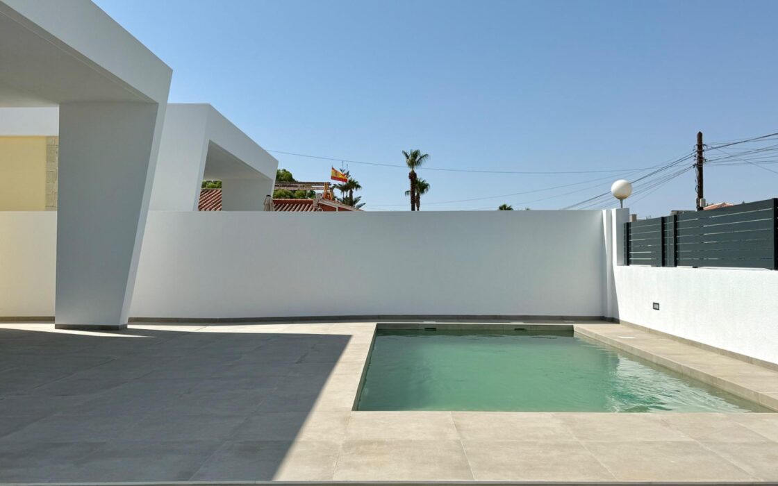 Вилла в Торревьехе 125 кв.м с террасой у моря