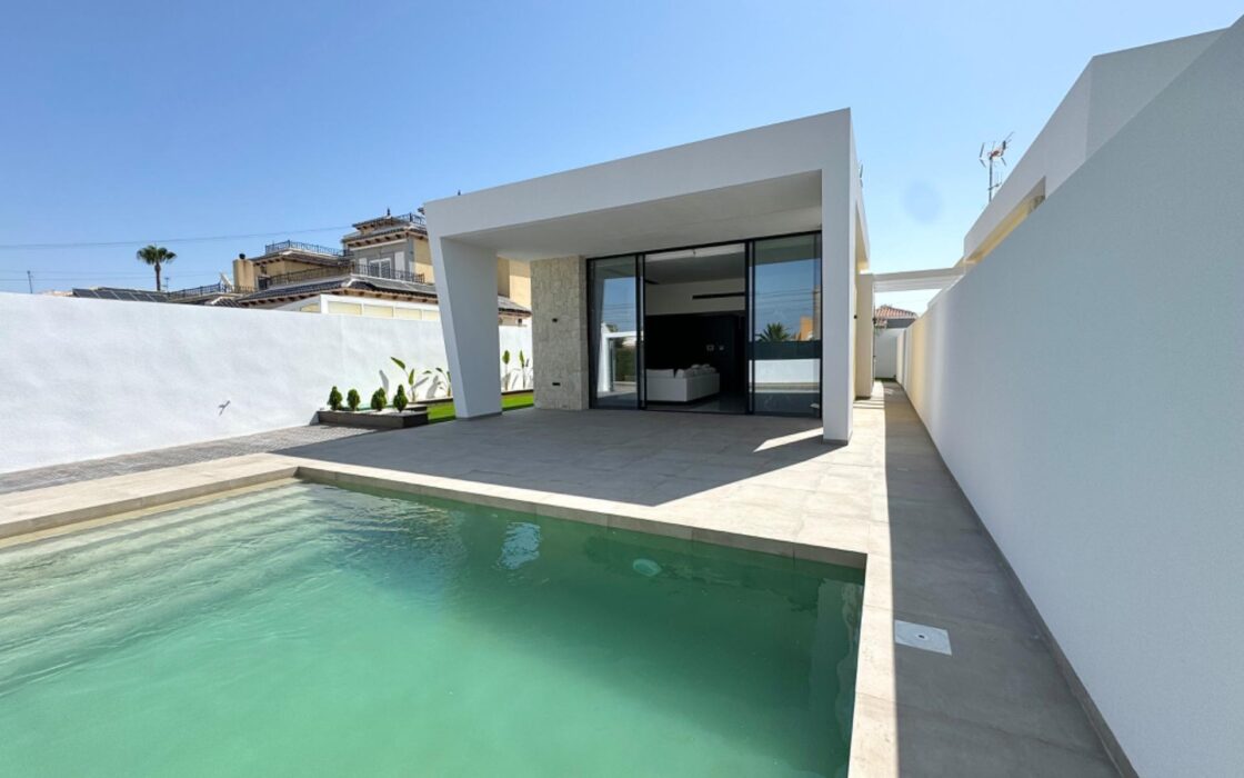 Вилла в Торревьехе 125 кв.м с террасой у моря