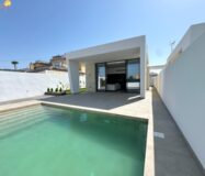 Вилла в Торревьехе 125 кв.м с террасой у моря