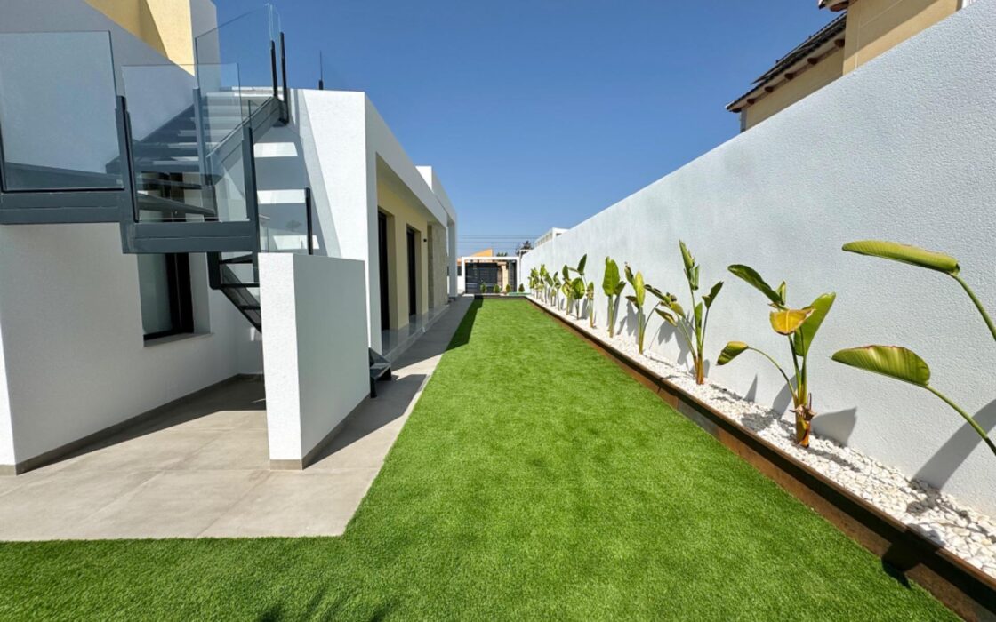 Вилла в Торревьехе 125 кв.м с террасой у моря