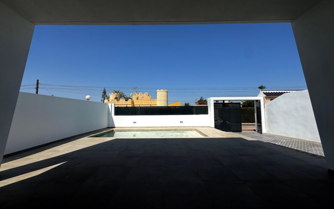 Вилла в Торревьехе 125 кв.м с террасой у моря