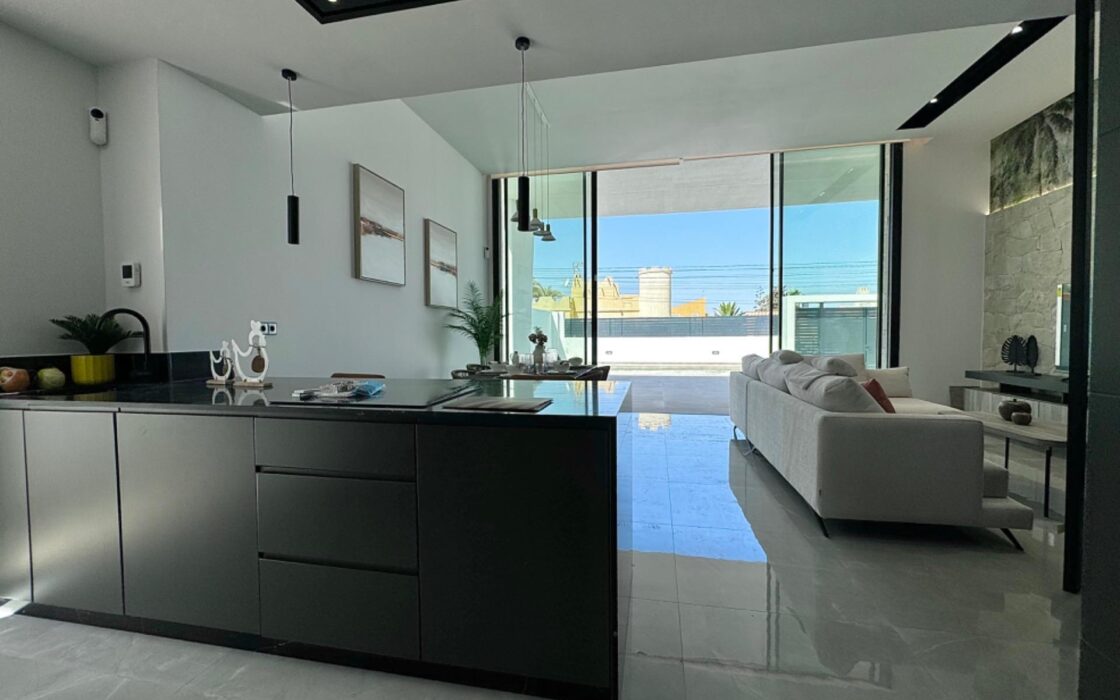 Вилла в Торревьехе 125 кв.м с террасой у моря