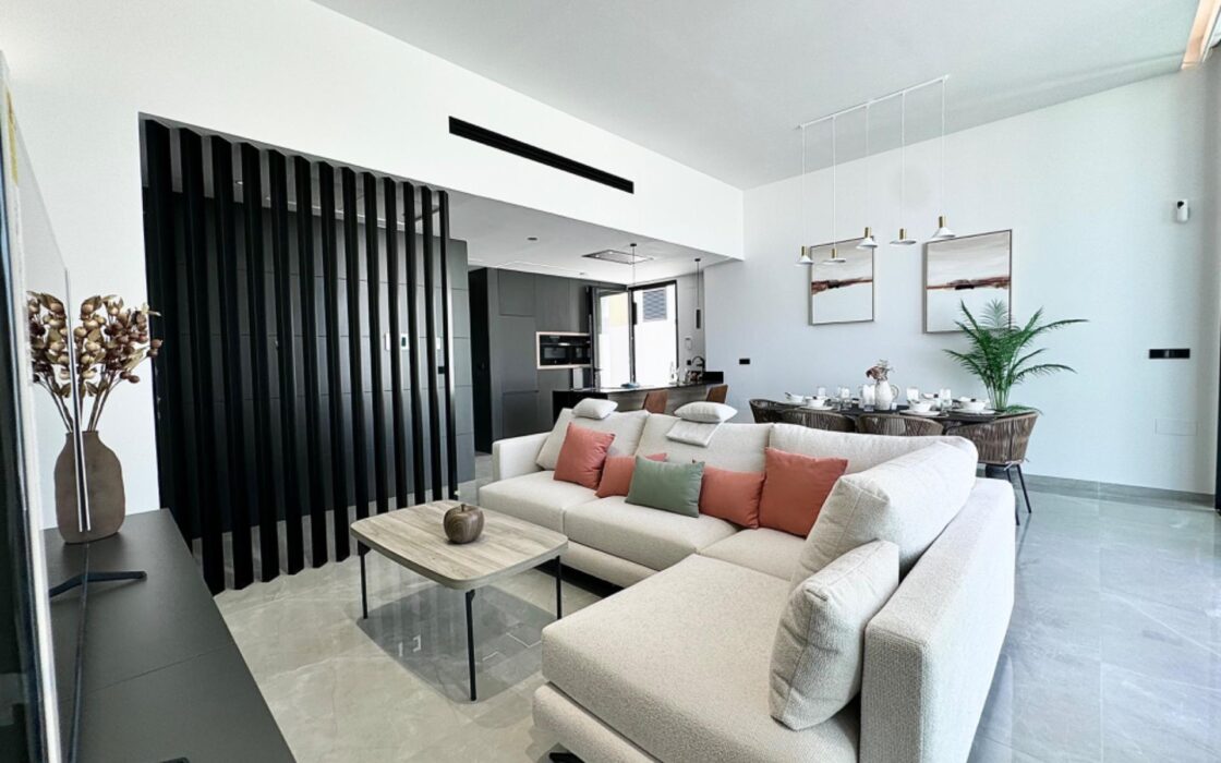 Вилла в Торревьехе 125 кв.м с террасой у моря