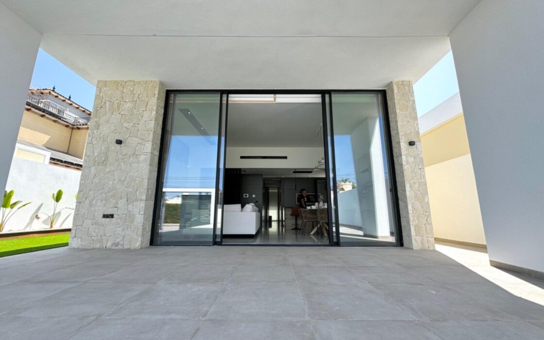 Вилла в Торревьехе 125 кв.м с террасой у моря