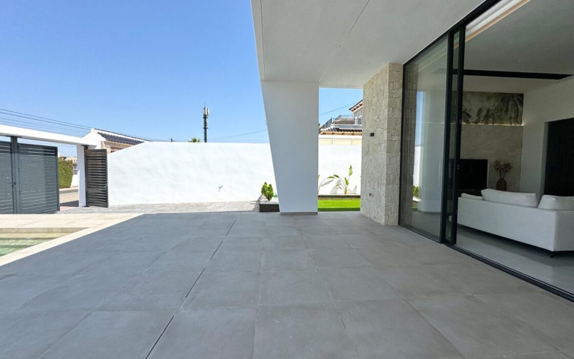 Вилла в Торревьехе 125 кв.м с террасой у моря