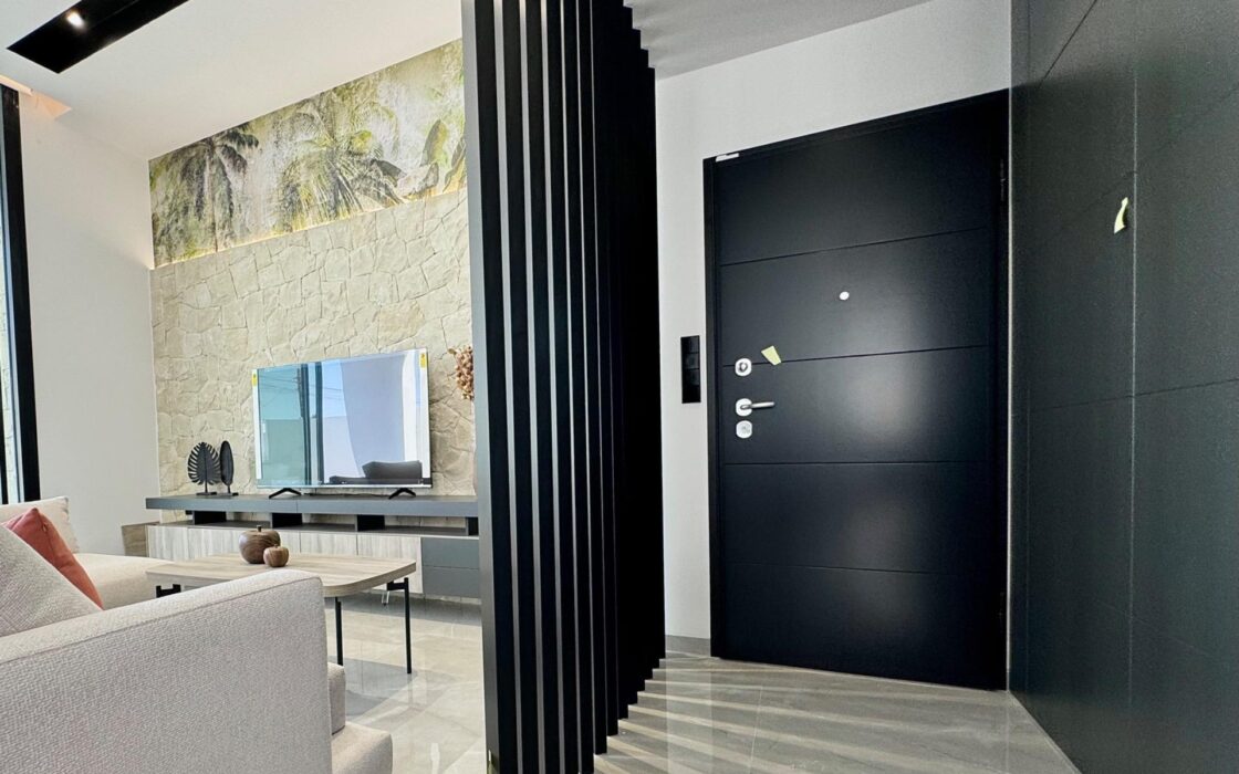 Вилла в Торревьехе 125 кв.м с террасой у моря