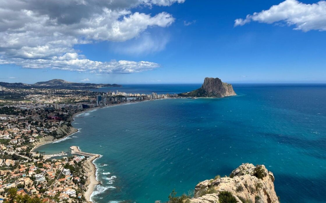 Новые квартиры в Кальпе с видом на море у пляжа