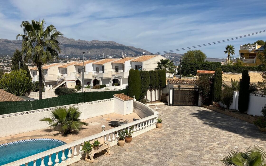 Вілла в Альбірі з терасою та панорамним видом 380 кв.м