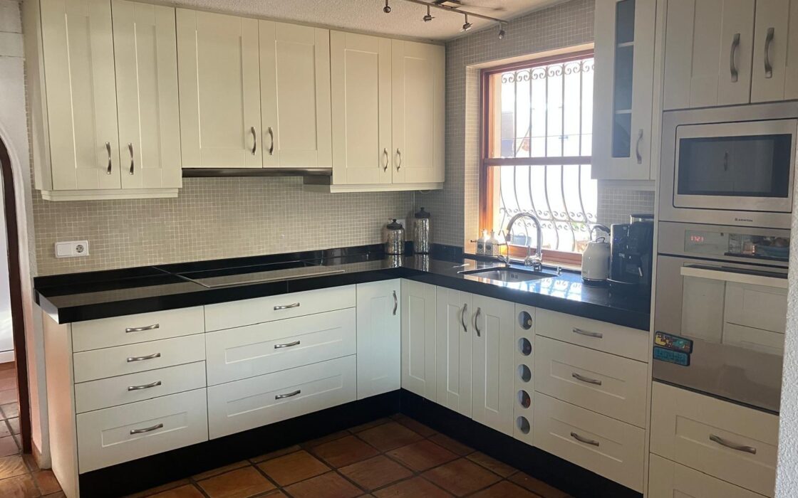 Вілла в Альбірі з терасою та панорамним видом 380 кв.м