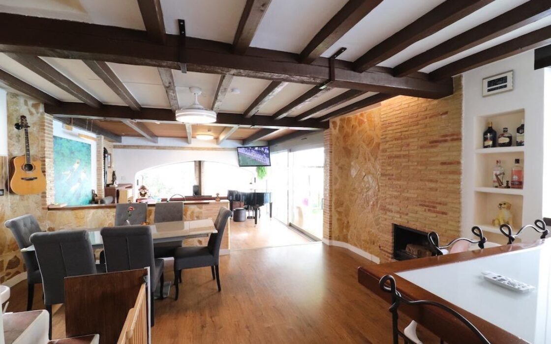 Дом в Ориуэла Коста 4 комнаты с террасой и бассейном