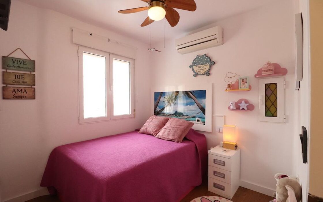 Дом в Ориуэла Коста 4 комнаты с террасой и бассейном