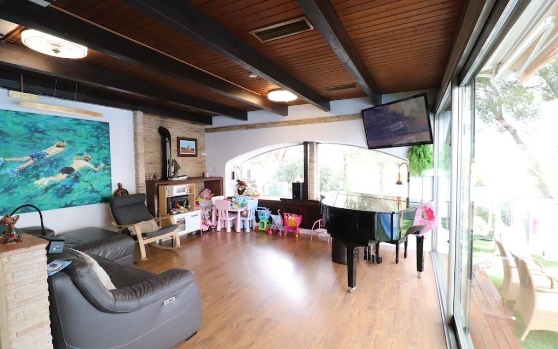 Дом в Ориуэла Коста 4 комнаты с террасой и бассейном