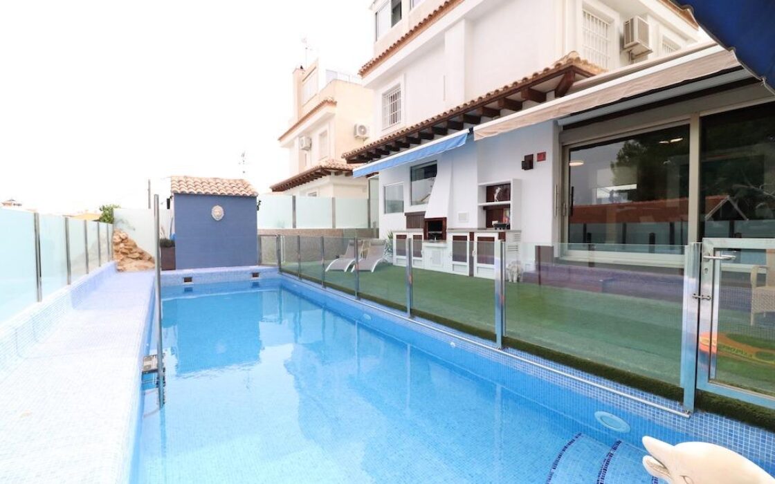 Дом в Ориуэла Коста 4 комнаты с террасой и бассейном