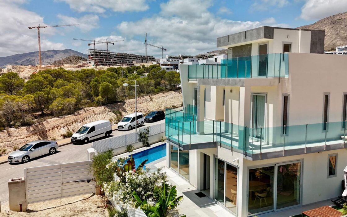 Вилла в Финестрате с террасой и видом на море 182 кв.м