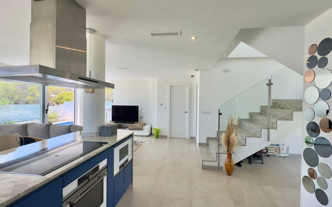 Вилла в Финестрате с террасой и видом на море 182 кв.м