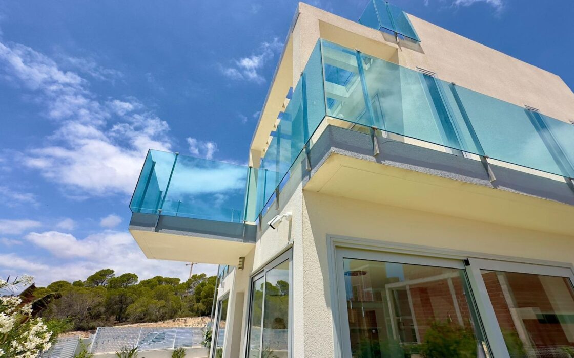 Вилла в Финестрате с террасой и видом на море 182 кв.м