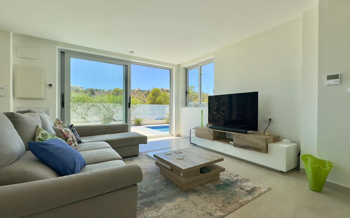 Вилла в Финестрате с террасой и видом на море 182 кв.м