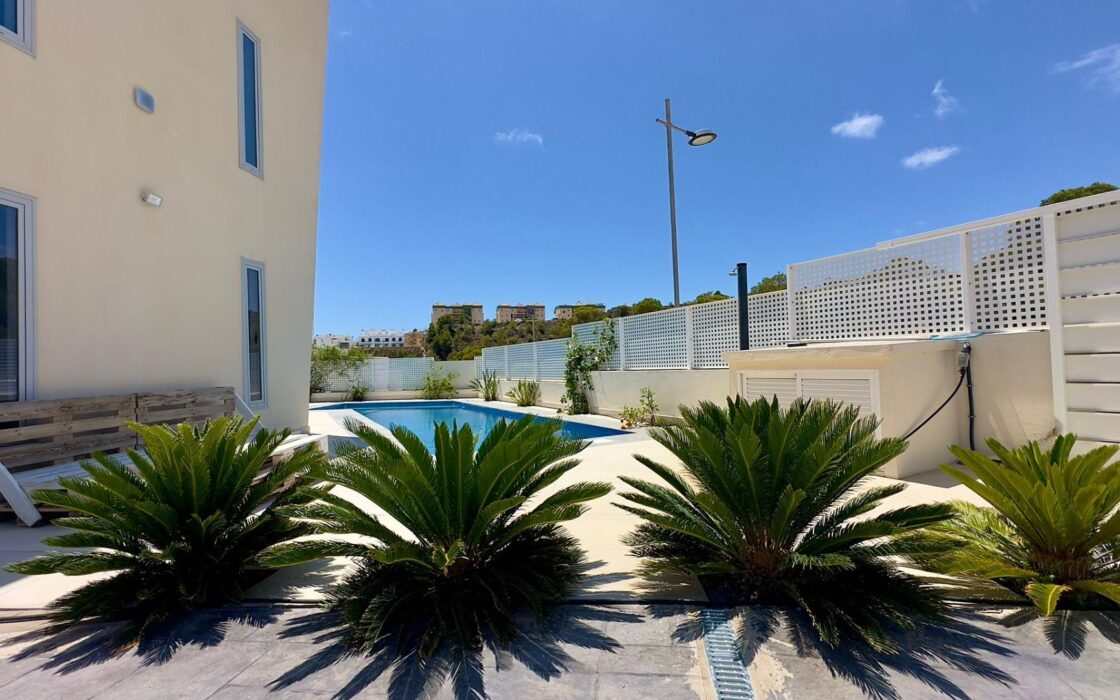 Вилла в Финестрате с террасой и видом на море 182 кв.м