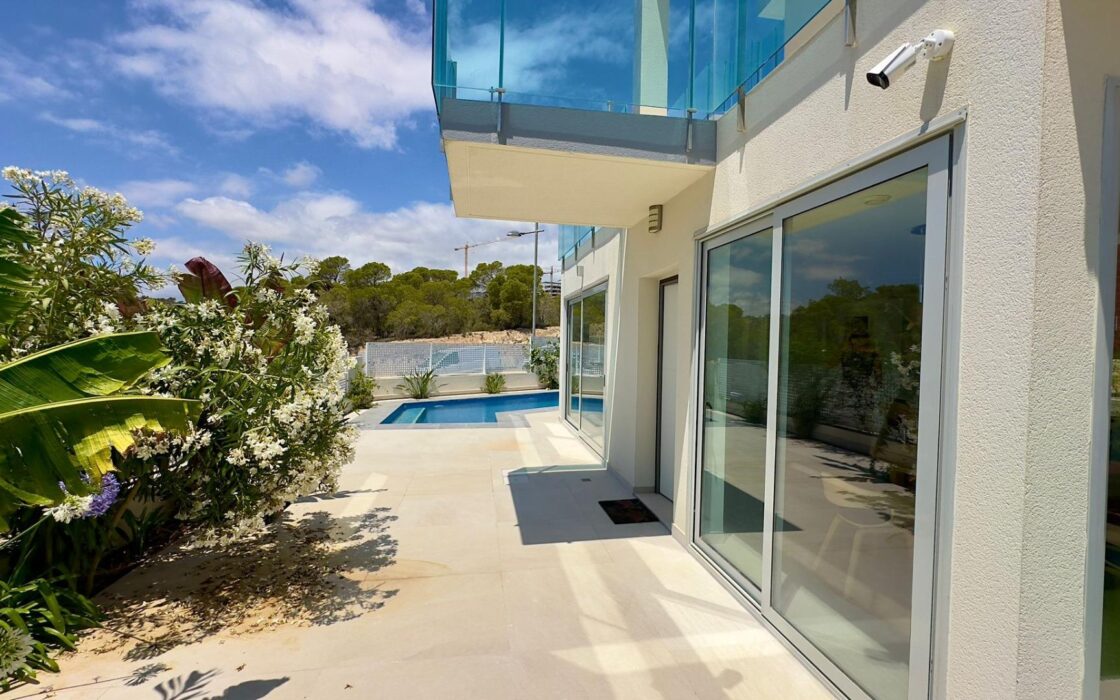 Вилла в Финестрате с террасой и видом на море 182 кв.м