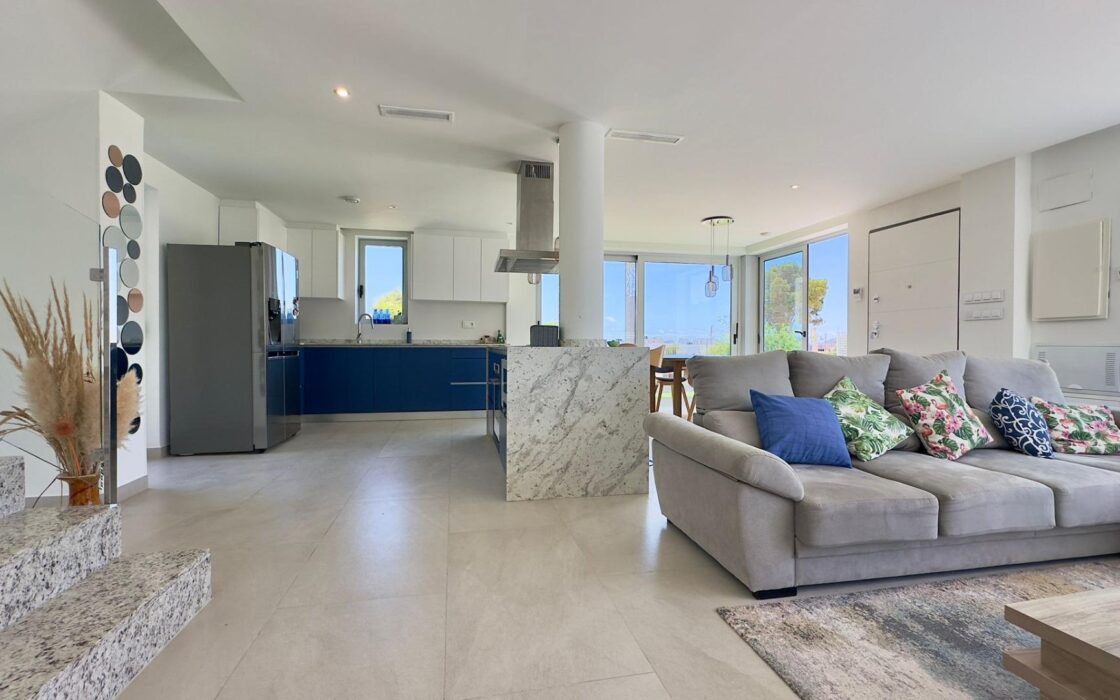 Вилла в Финестрате с террасой и видом на море 182 кв.м