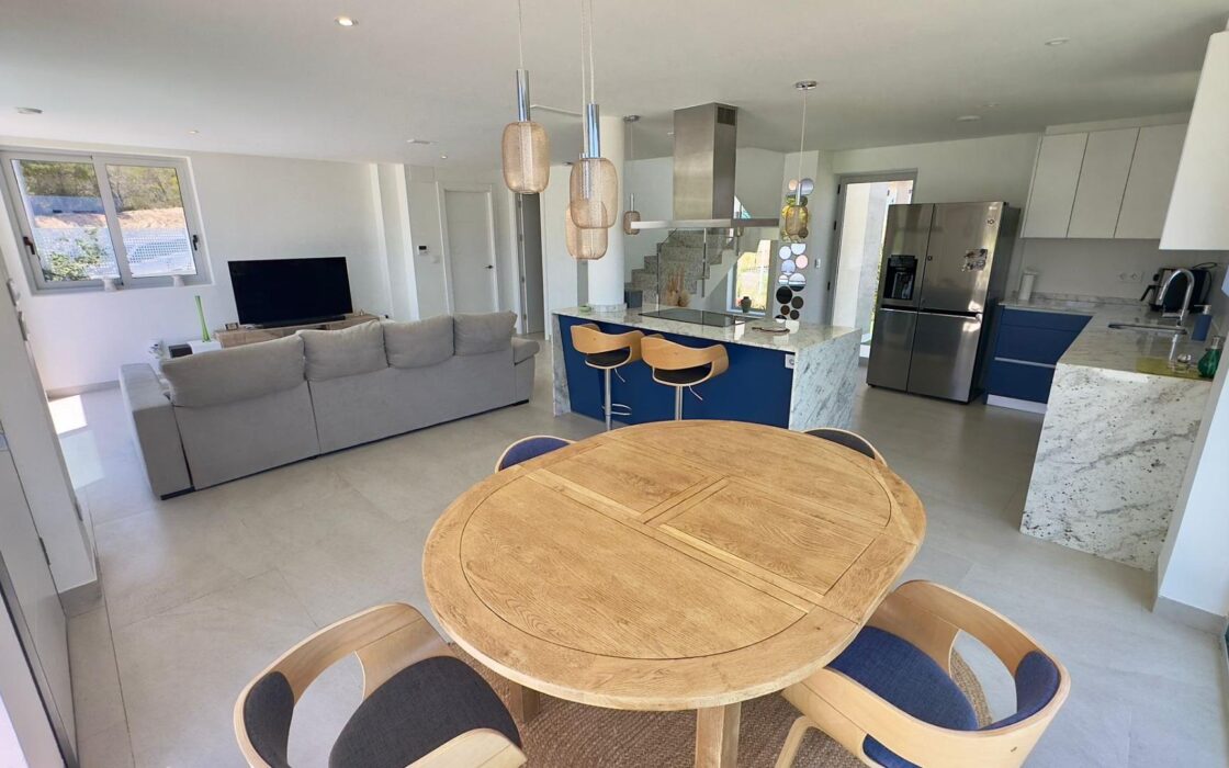 Вилла в Финестрате с террасой и видом на море 182 кв.м