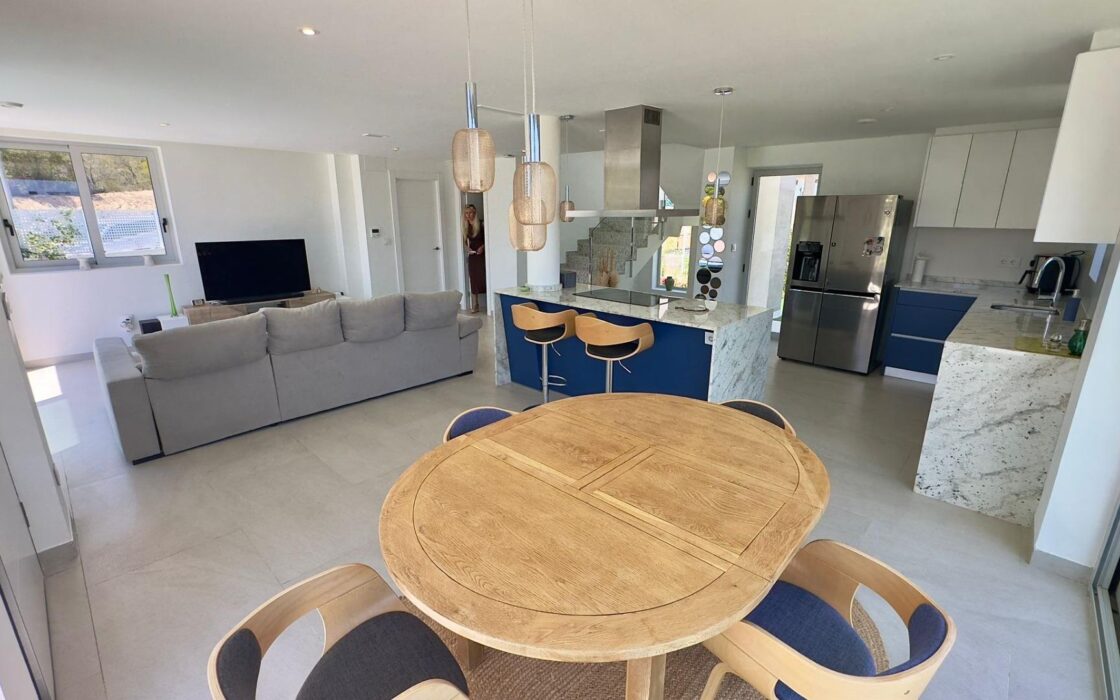 Вилла в Финестрате с террасой и видом на море 182 кв.м