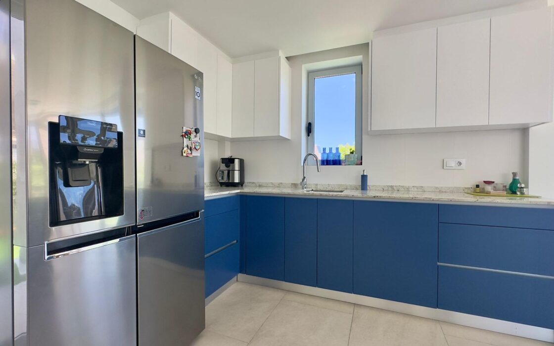 Вилла в Финестрате с террасой и видом на море 182 кв.м