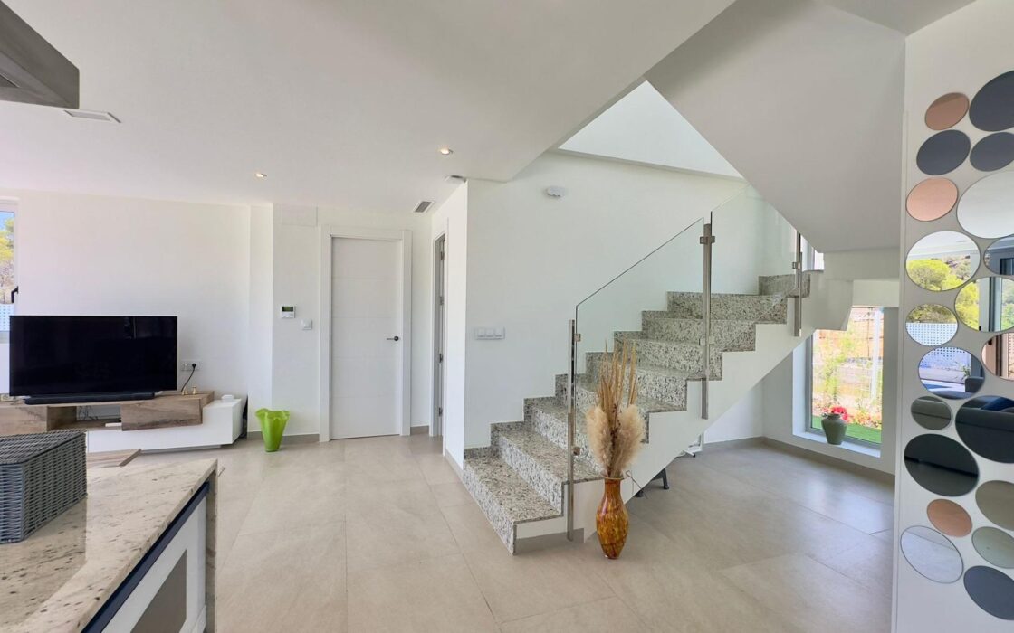 Вилла в Финестрате с террасой и видом на море 182 кв.м