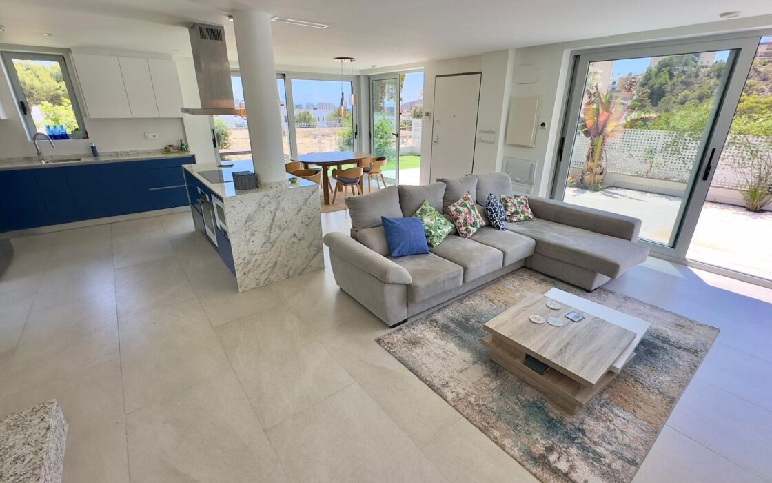 Вилла в Финестрате с террасой и видом на море 182 кв.м