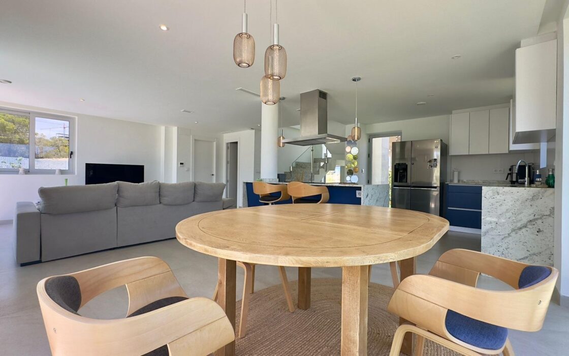 Вилла в Финестрате с террасой и видом на море 182 кв.м