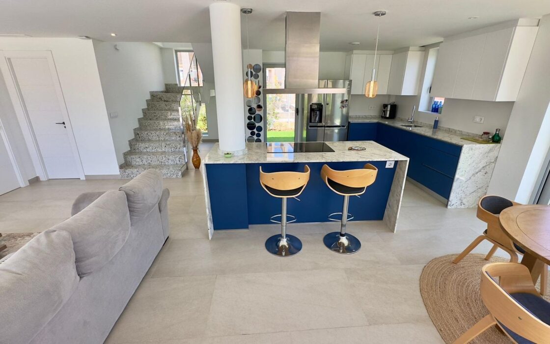 Вилла в Финестрате с террасой и видом на море 182 кв.м