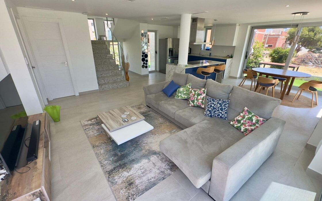 Вилла в Финестрате с террасой и видом на море 182 кв.м