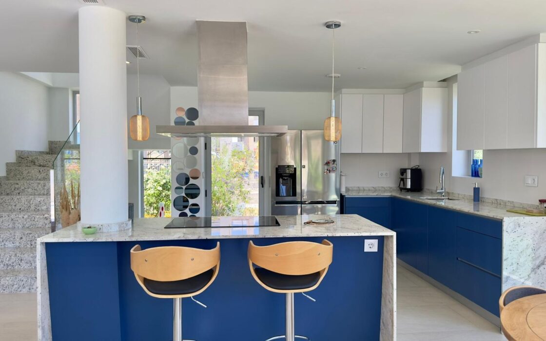 Вилла в Финестрате с террасой и видом на море 182 кв.м