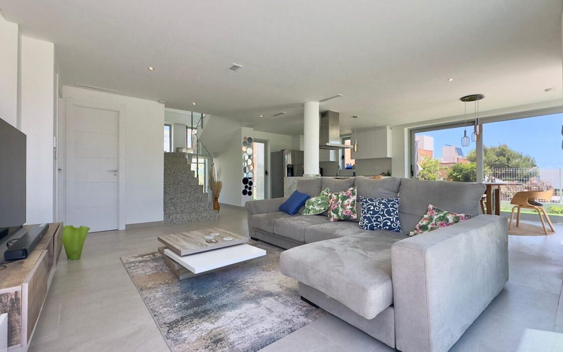 Вилла в Финестрате с террасой и видом на море 182 кв.м