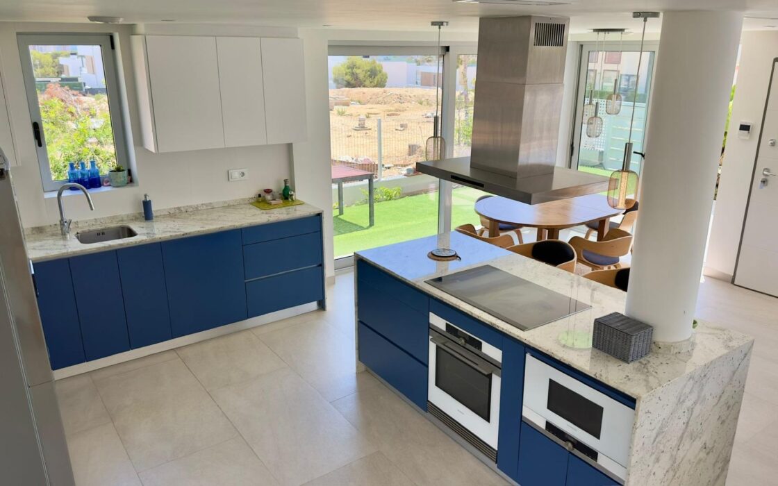 Вилла в Финестрате с террасой и видом на море 182 кв.м