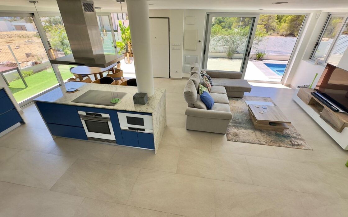 Вилла в Финестрате с террасой и видом на море 182 кв.м