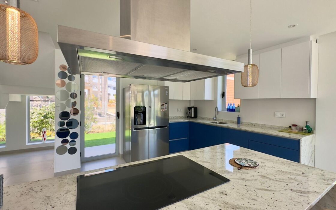 Вилла в Финестрате с террасой и видом на море 182 кв.м