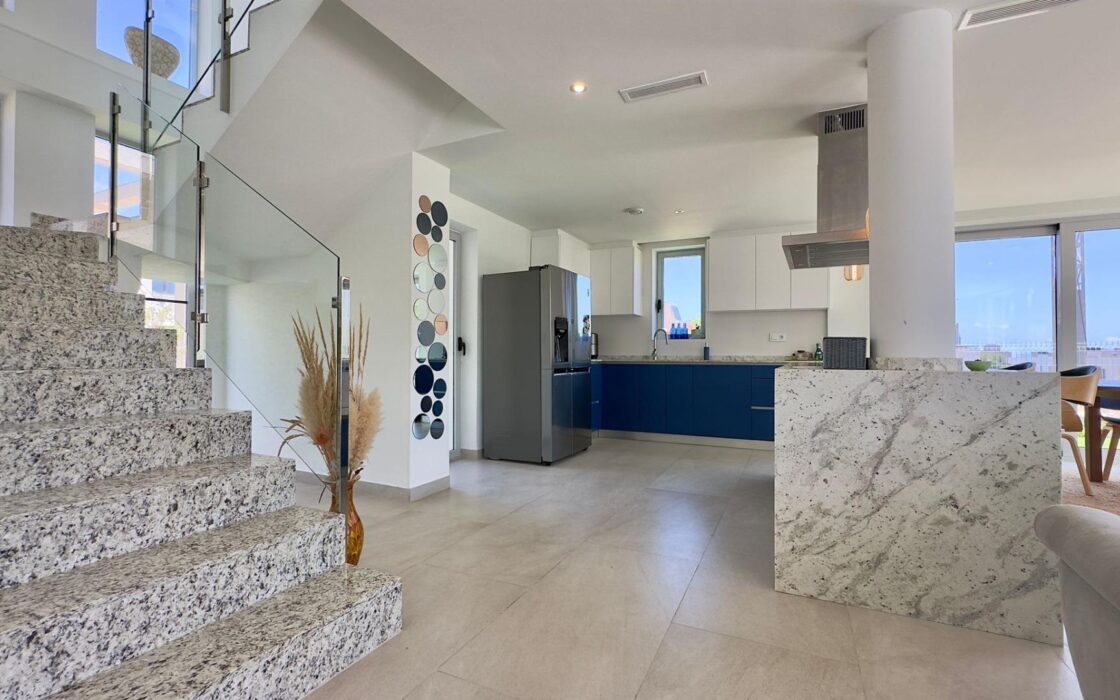 Вилла в Финестрате с террасой и видом на море 182 кв.м