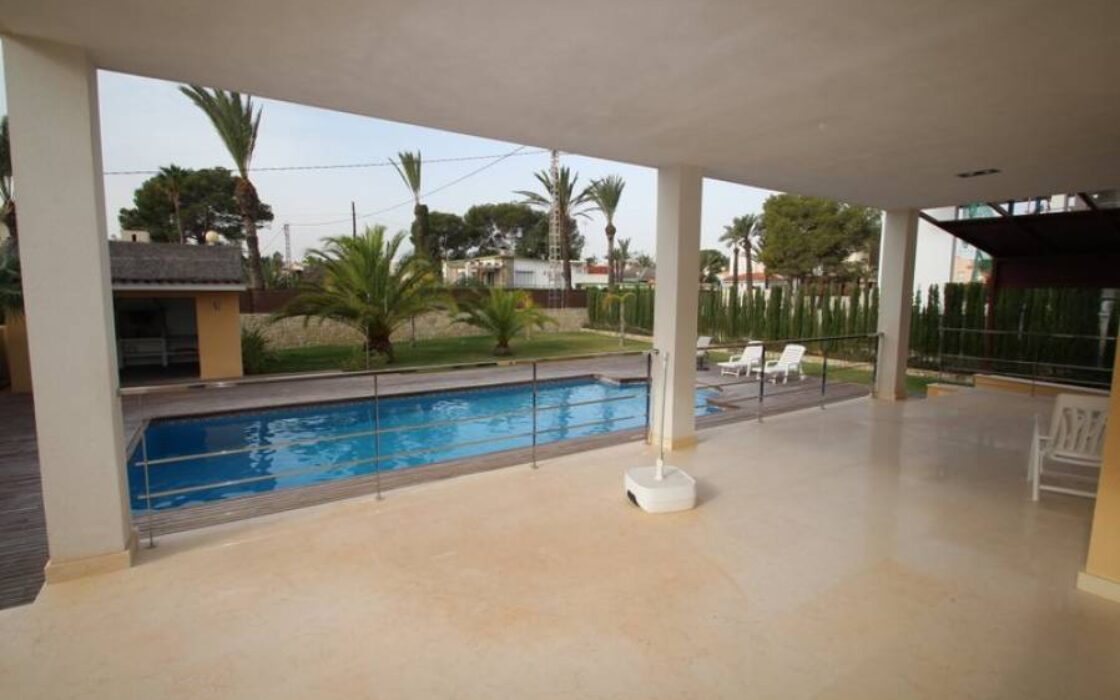 Вилла в Ориуэла Коста 477 кв.м у моря з басейном і терасою