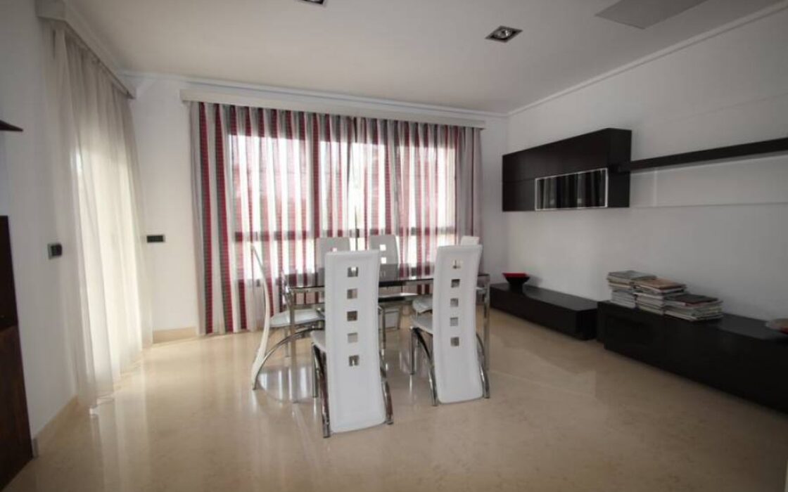 Вилла в Ориуэла Коста 477 кв.м у моря з басейном і терасою