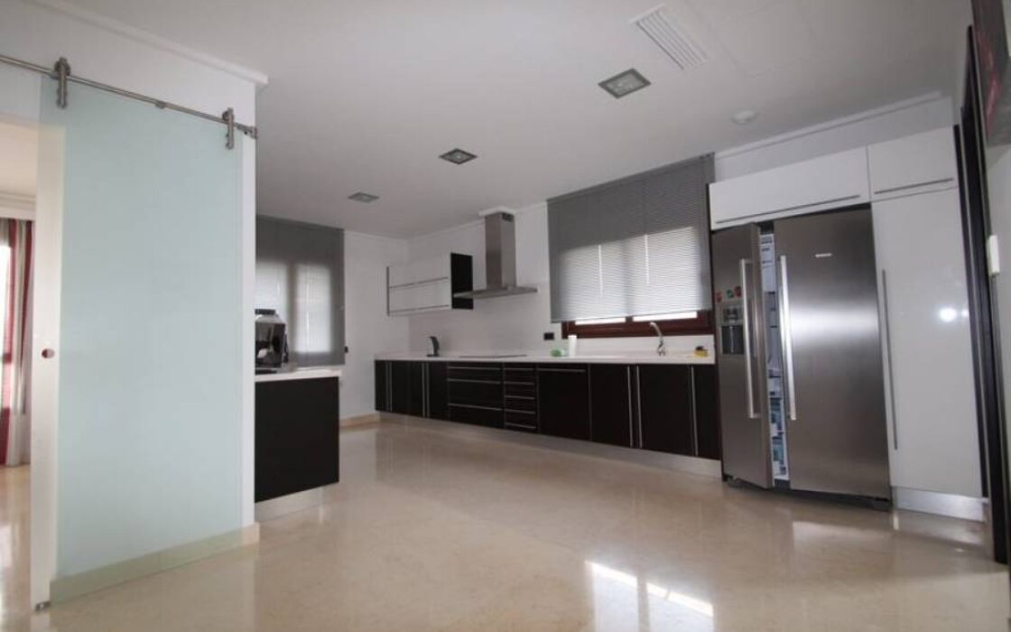 Вилла в Ориуэла Коста 477 кв.м у моря з басейном і терасою