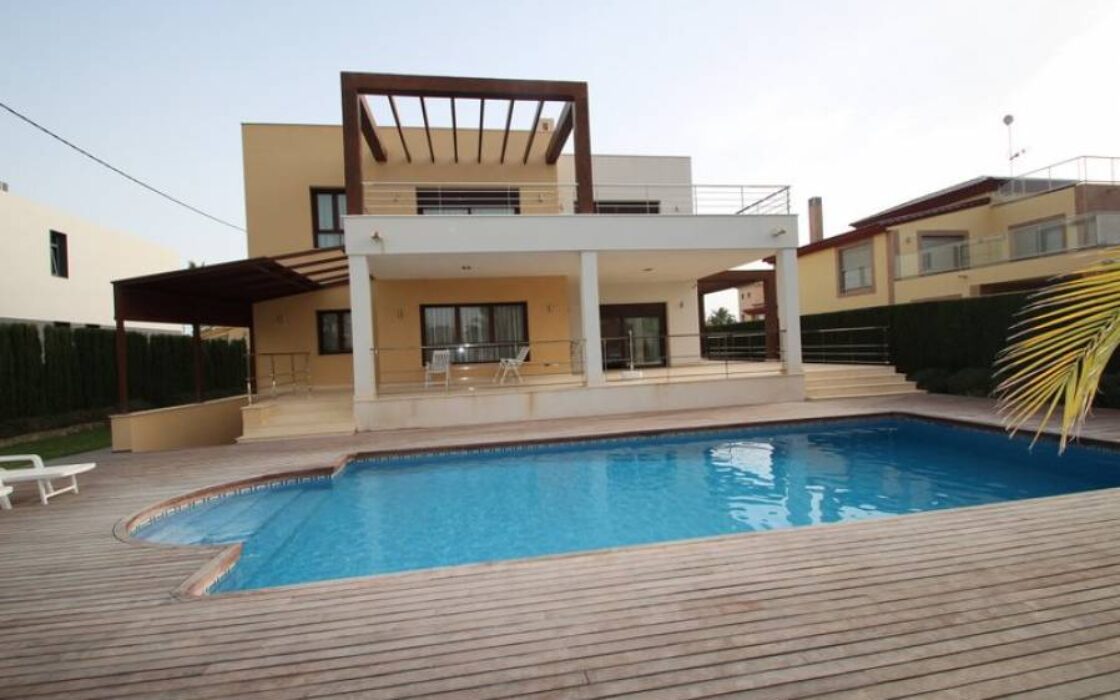 Вилла в Ориуэла Коста 477 кв.м у моря з басейном і терасою