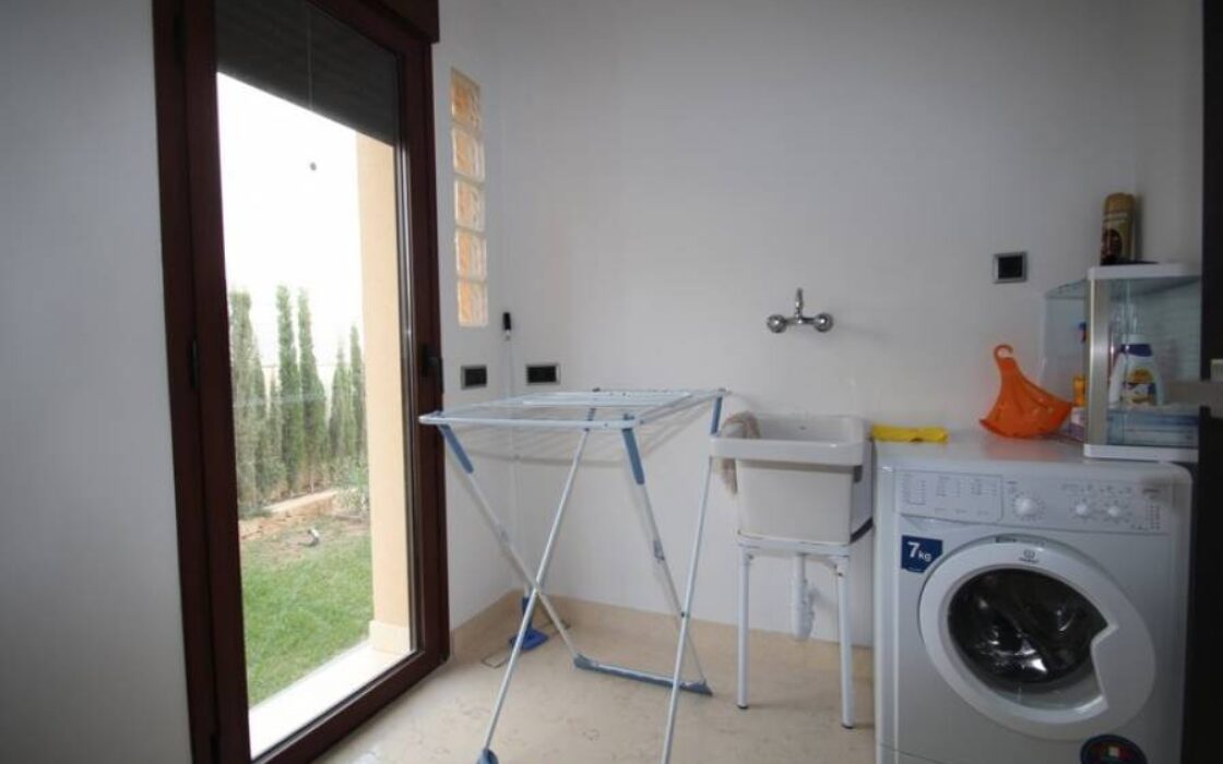 Вилла в Ориуэла Коста 477 кв.м у моря з басейном і терасою