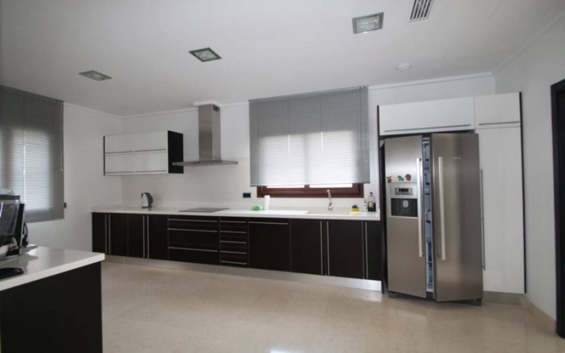 Вилла в Ориуэла Коста 477 кв.м у моря з басейном і терасою