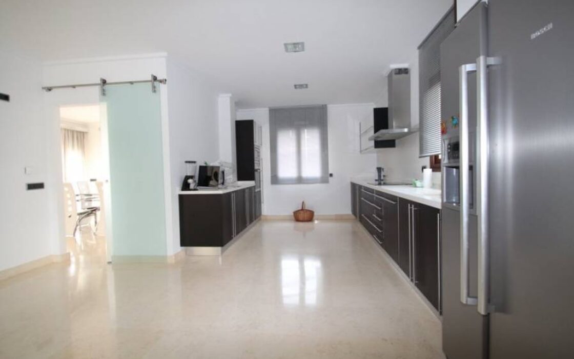 Вилла в Ориуэла Коста 477 кв.м у моря з басейном і терасою