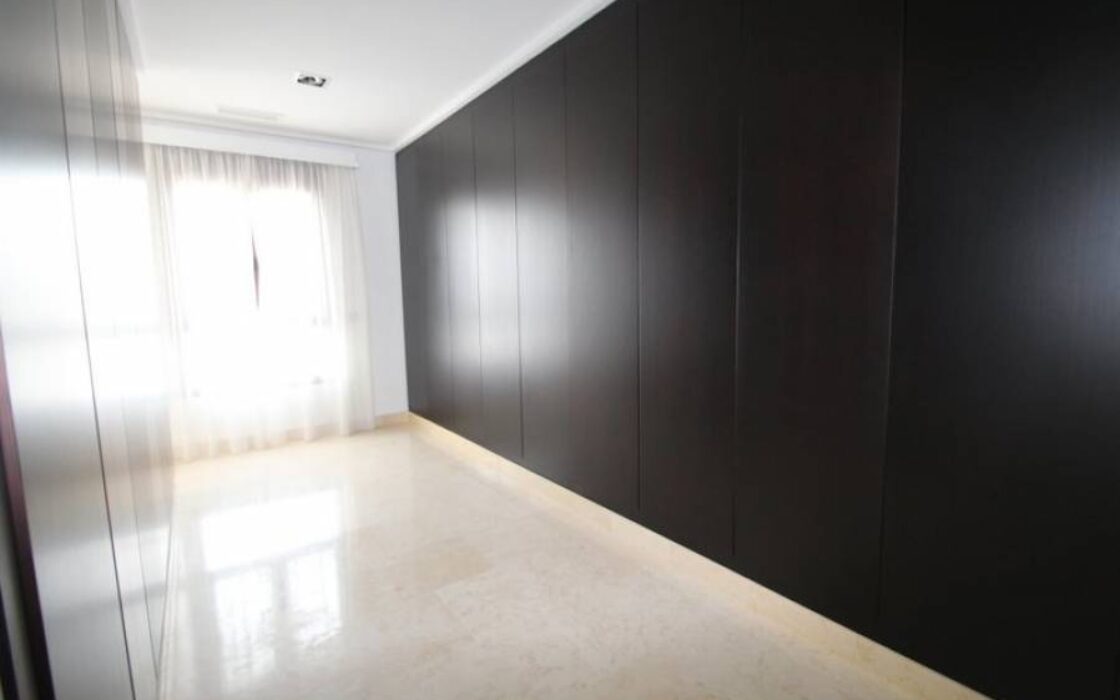 Вилла в Ориуэла Коста 477 кв.м у моря з басейном і терасою