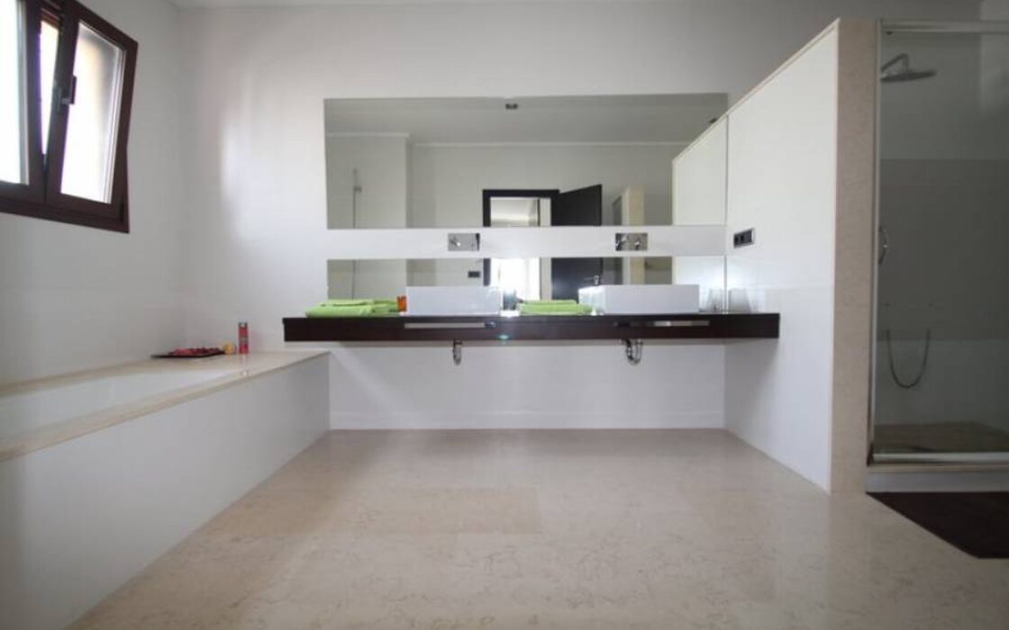 Вилла в Ориуэла Коста 477 кв.м у моря з басейном і терасою