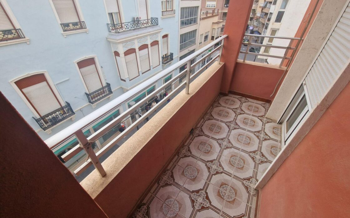 Просторные апартаменты в Торревьехе с террасой 110 кв.м